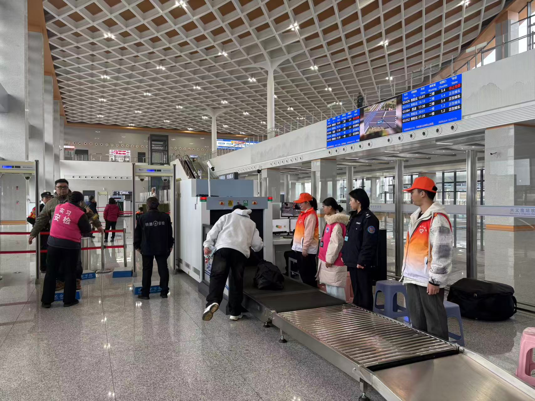 兴义:“志愿红”绘就文明底色 “青春绿”彰显时代担当(图1) 兴义:“志愿红”绘就文明底色 “青春绿”彰显时代担当(图1)