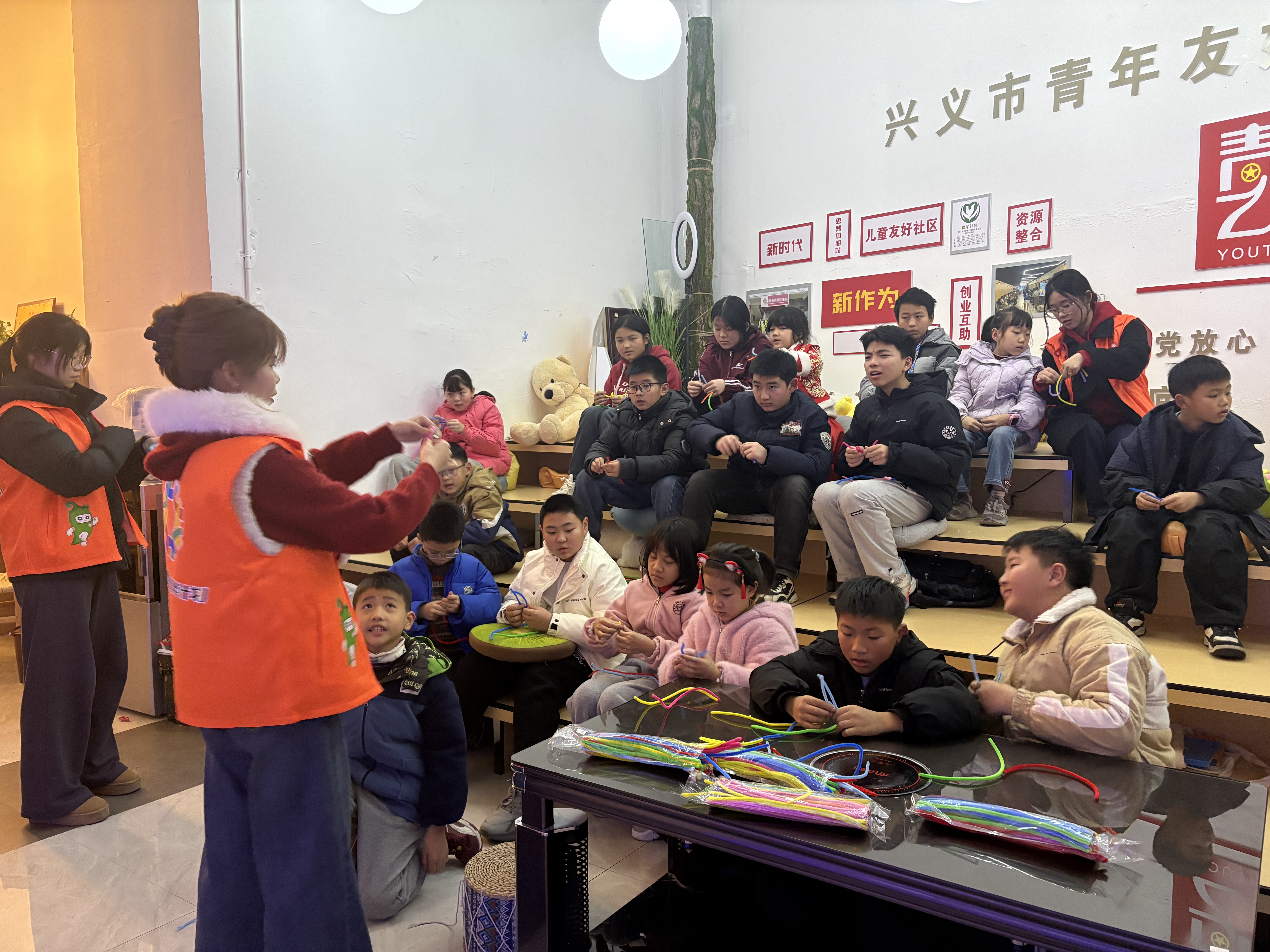 兴义:“志愿红”绘就文明底色 “青春绿”彰显时代担当(图3) 兴义:“志愿红”绘就文明底色 “青春绿”彰显时代担当(图3)