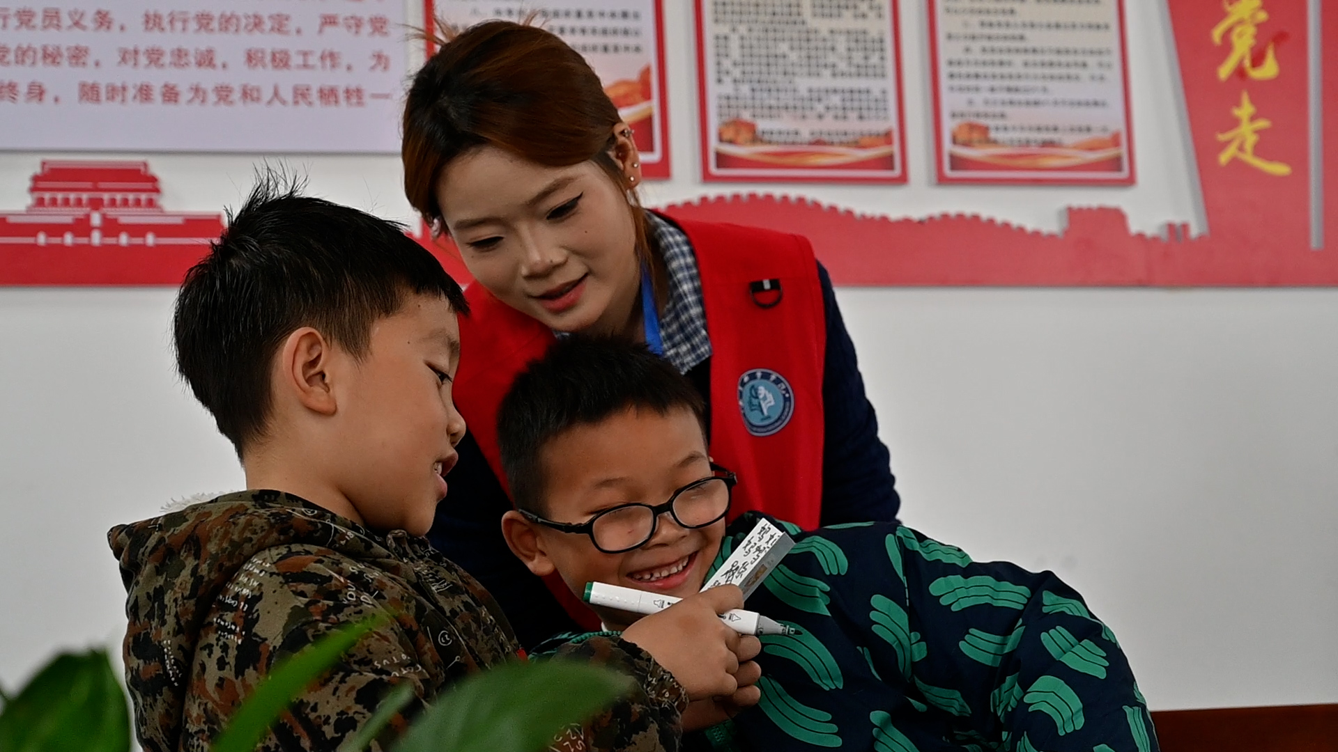 兴义:“志愿红”绘就文明底色 “青春绿”彰显时代担当(图5) 兴义:“志愿红”绘就文明底色 “青春绿”彰显时代担当(图5)