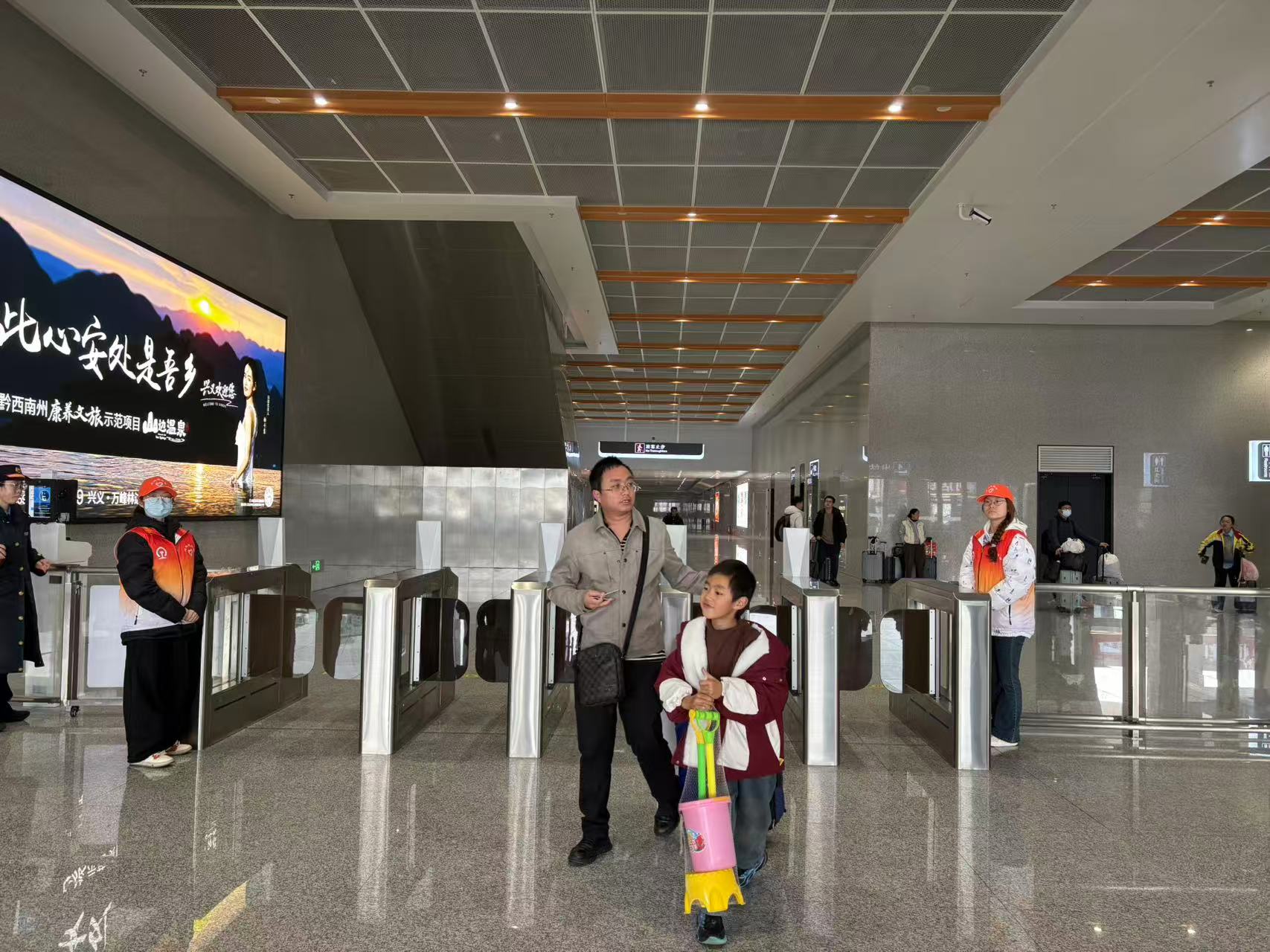 兴义:“志愿红”绘就文明底色 “青春绿”彰显时代担当(图2) 兴义:“志愿红”绘就文明底色 “青春绿”彰显时代担当(图2)