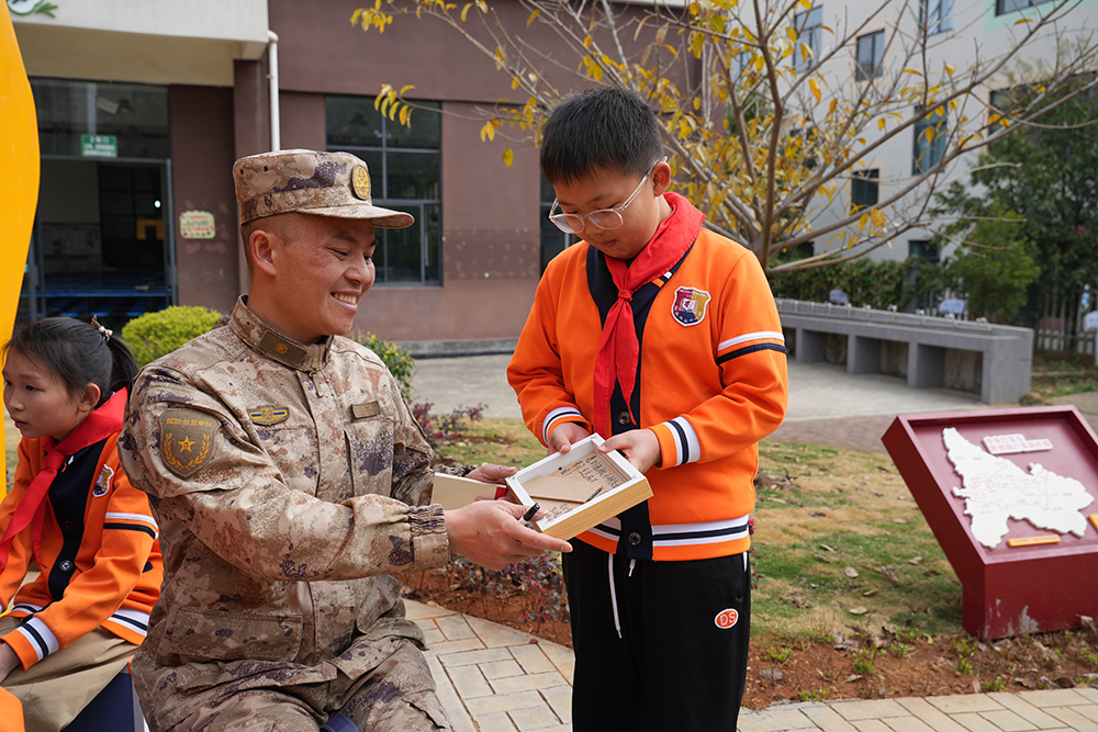 兴义:开学第一课启新程 军地共育时代新人(图2) 兴义:开学第一课启新程 军地共育时代新人(图2)