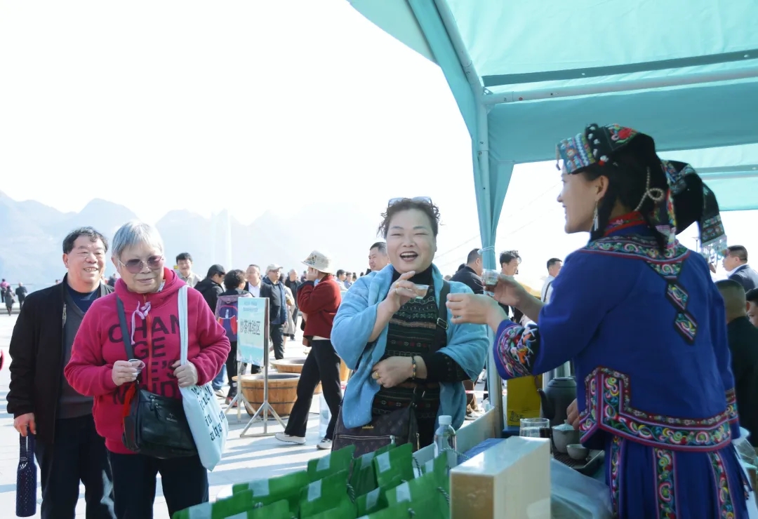 在世界第一高桥品味“早春第一鲜”(图9)