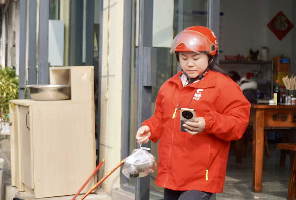 巾帼绽彩映初心 平凡坚守见担当——兴义市一线女性劳动者用实干书写新时代巾帼华章(图2)