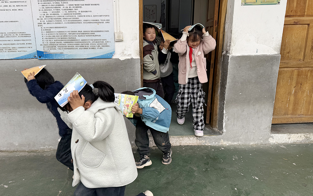 沧江乡中心小学联合仓更派出所开展法治安全讲座暨应急避险演练活动(图2)