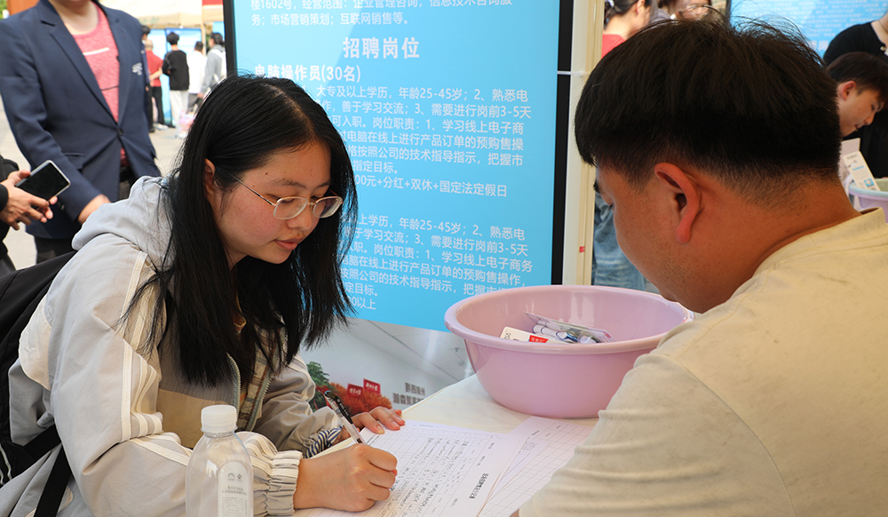 2026年黔西南州高校毕业生暨求职青年专场招聘会在兴义举行(图3)