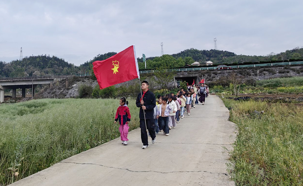 乌沙镇老乌沙小学开展“缅怀革命先烈 传承红色基因”清明节扫墓活动(图1)