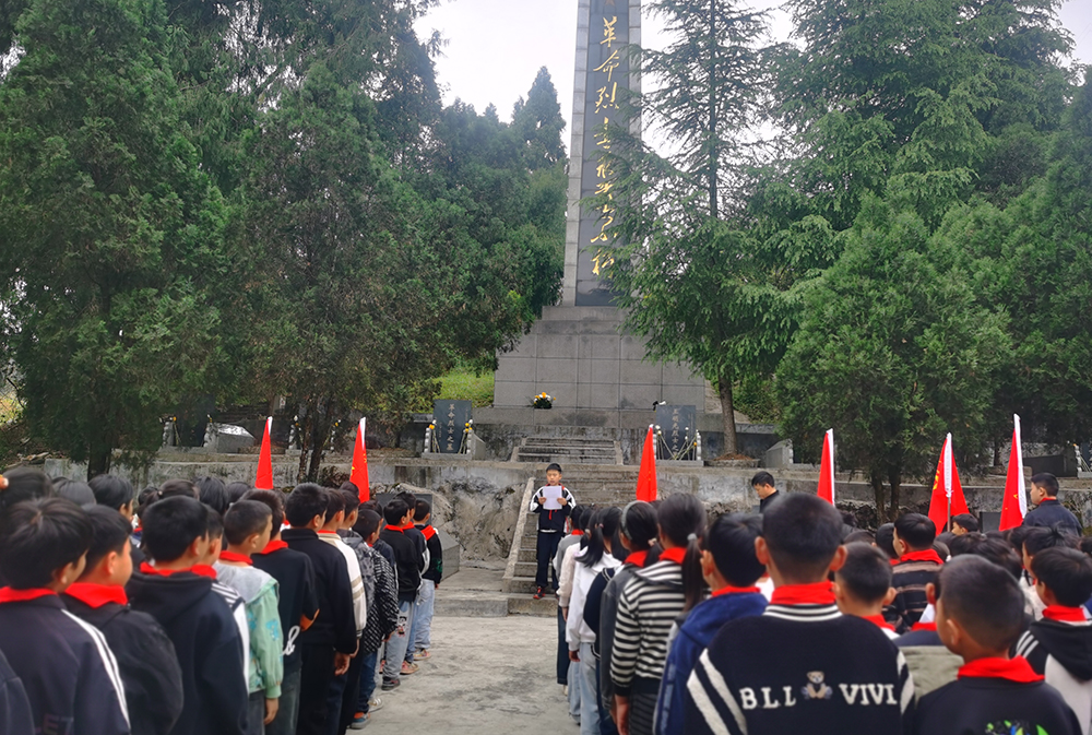 乌沙镇老乌沙小学开展“缅怀革命先烈 传承红色基因”清明节扫墓活动(图2)