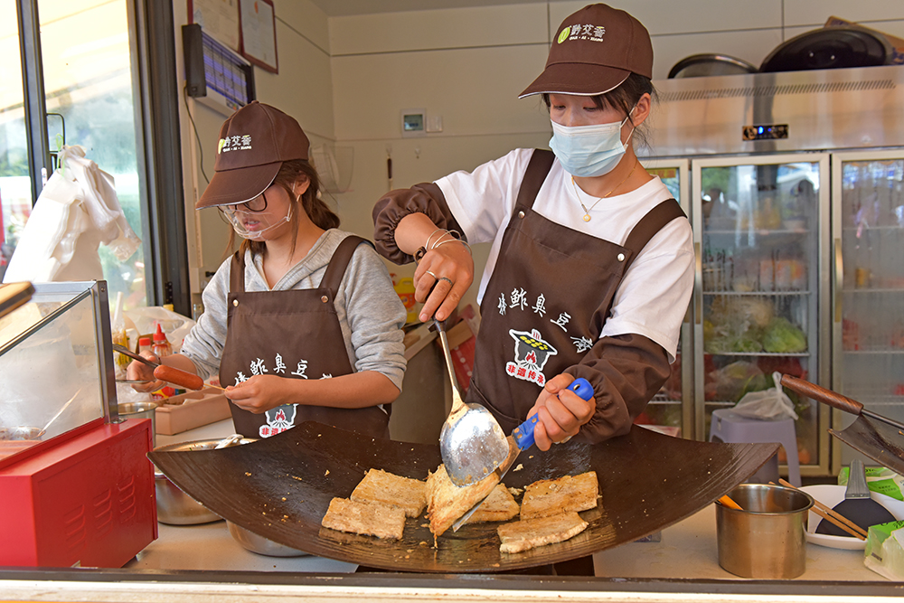 兴义市万峰林峰潮集：解锁消费新场景 打造文旅新地标(图3)