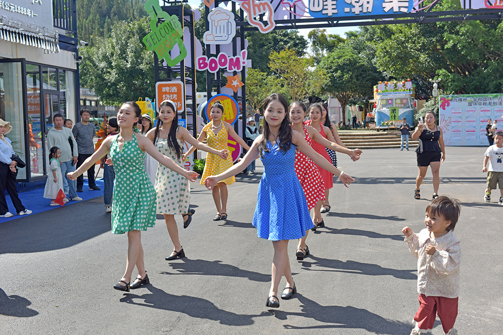 兴义市万峰林峰潮集：解锁消费新场景 打造文旅新地标(图5)