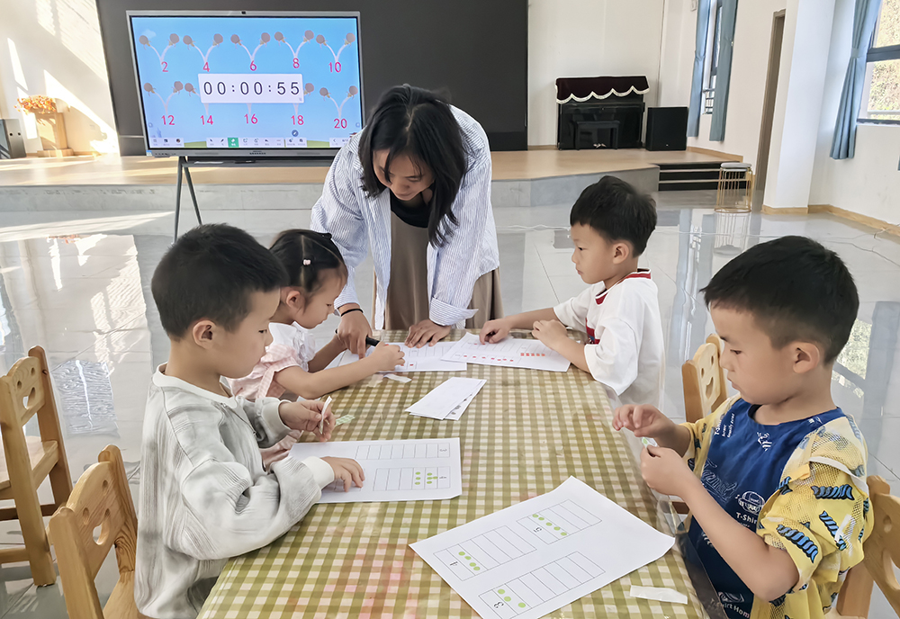 《基于绘本的幼儿园数学活动设计与实施实践研究》课题组举行示范课交流活动(图2) 《基于绘本的幼儿园数学活动设计与实施实践研究》课题组举行示范课交流活动(图2)