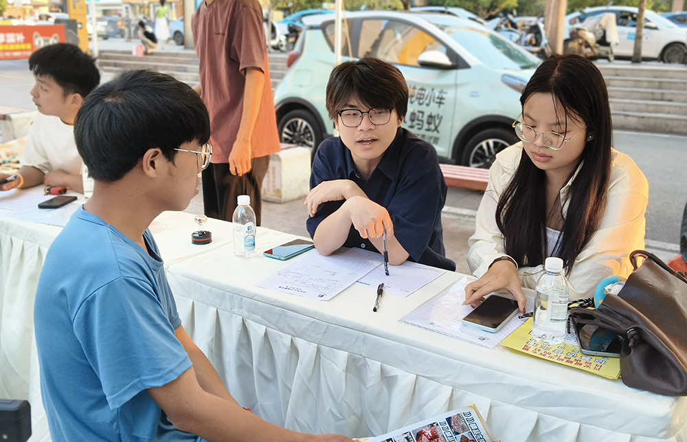 兴义市2026年“春风送岗”系列活动暨“兴义青年 人才夜市”第十六期招聘会举行(图1)