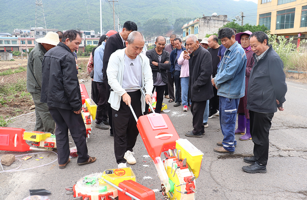 兴义：推广玉米机械化种植 跑出春耕“加速度”(图3)