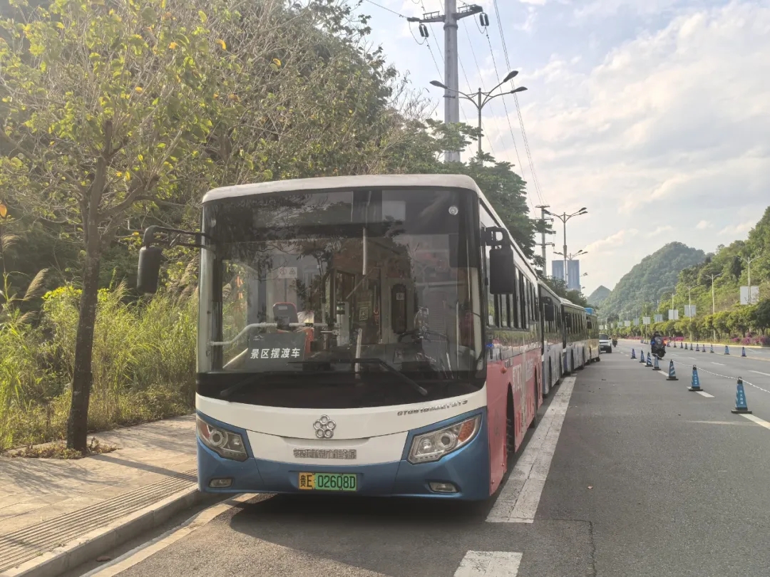 “五一”假期首日 兴义万峰林景区迎来客流高峰(图9)