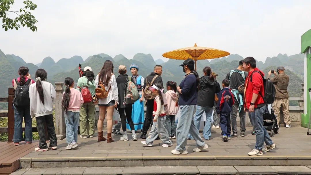 “五一”假期首日 兴义万峰林景区迎来客流高峰(图1)