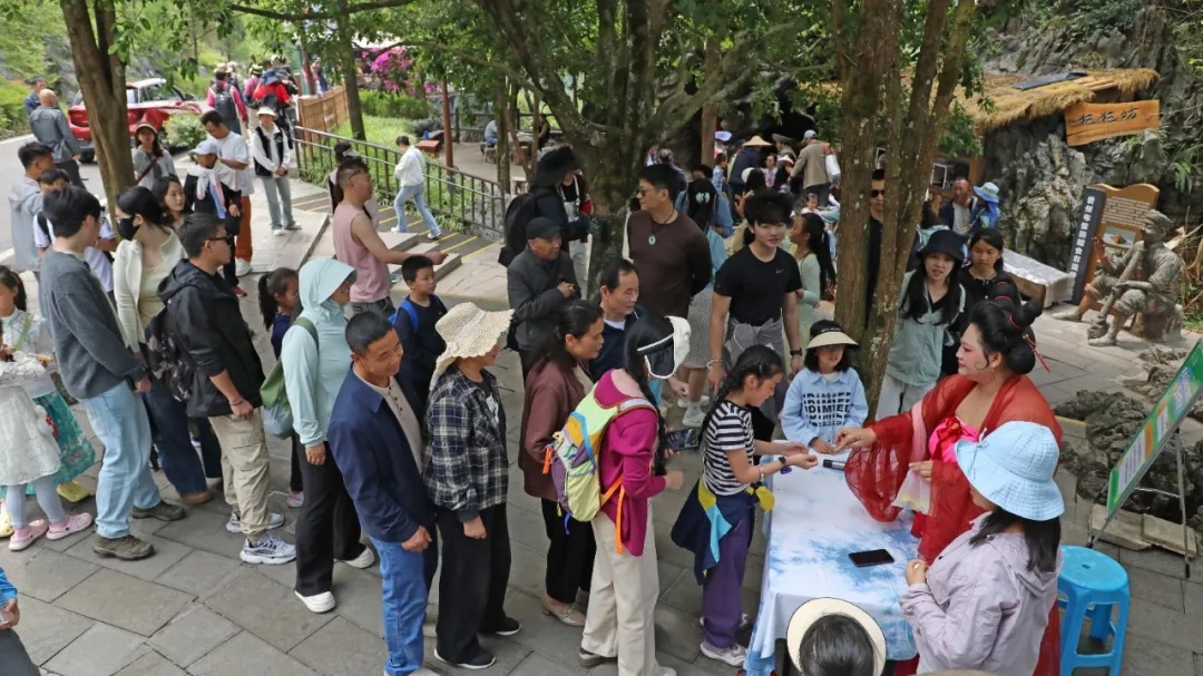 “五一”假期首日 兴义万峰林景区迎来客流高峰(图3)