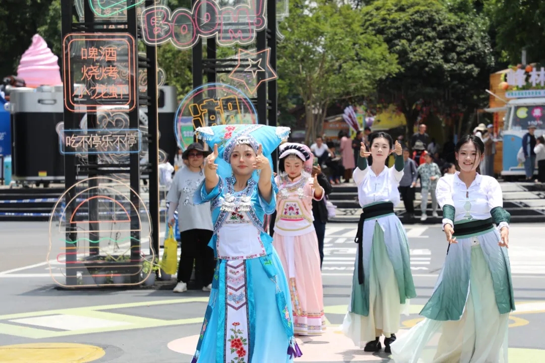 “五一”假期首日 兴义万峰林景区迎来客流高峰(图4)