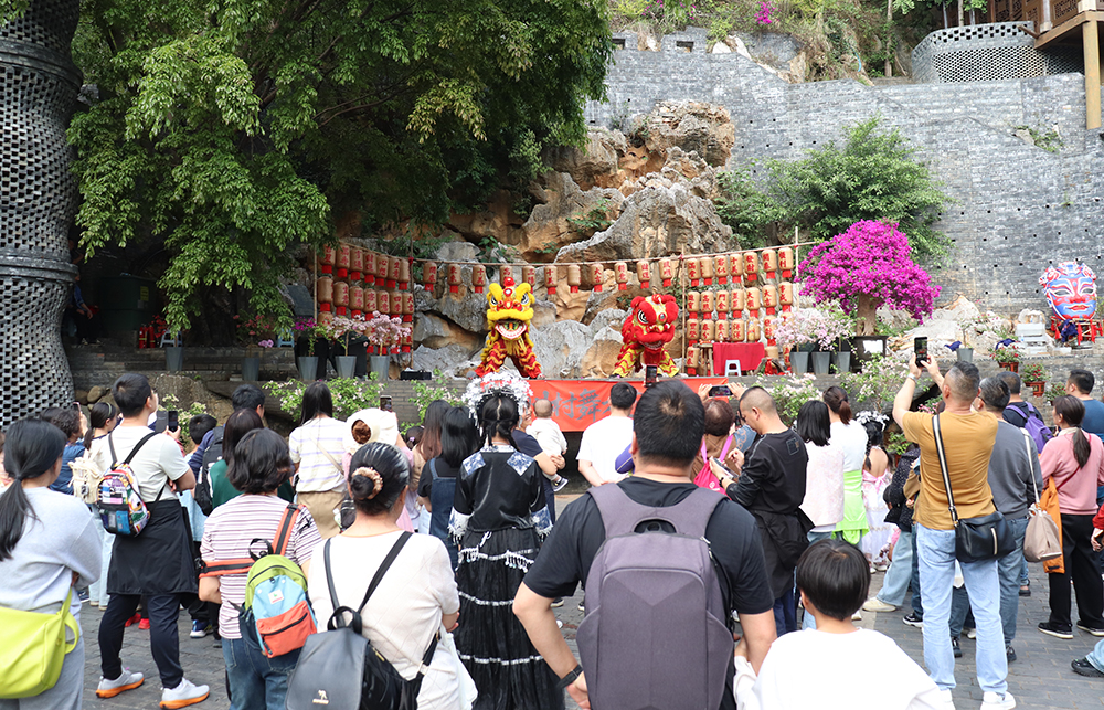 兴义峰林布依景区：“文化+旅游”引爆假日经济 五一首日接待游客超1.5万人次(图1)