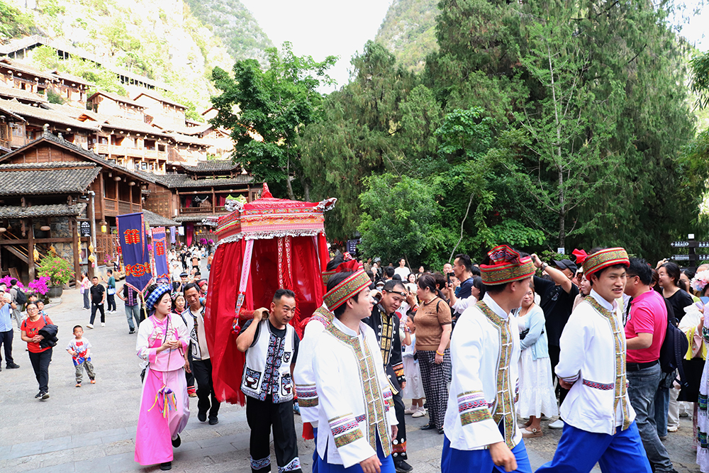 兴义峰林布依景区：“文化+旅游”引爆假日经济 五一首日接待游客超1.5万人次(图2)