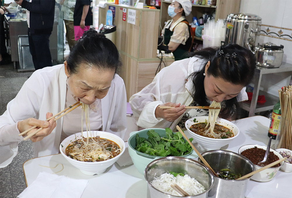 微信图片_20260605161447_1365_2 贵州兴义:特色小吃“圈粉”八方来客 绘就“舌尖上的旅居”新画卷(图2)