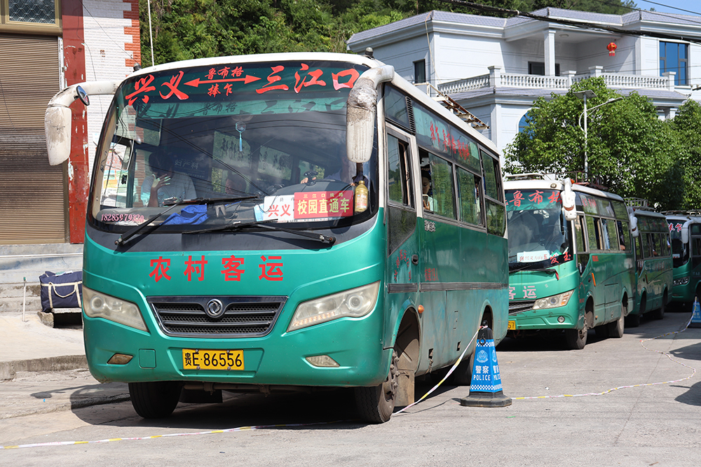兴义：开通校园直通车 暖心守护乡村学子求学路(图1)
