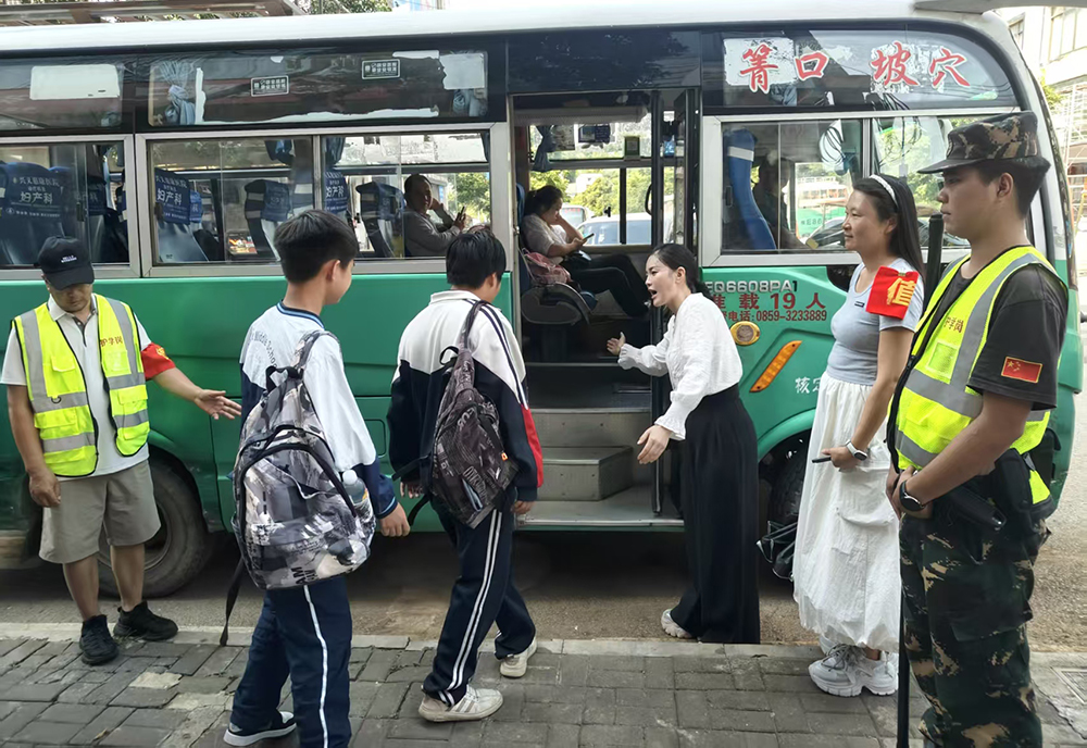 594bff33595af449e80ba841af7ff90d 兴义:开通校园直通车 暖心守护乡村学子求学路(图3)