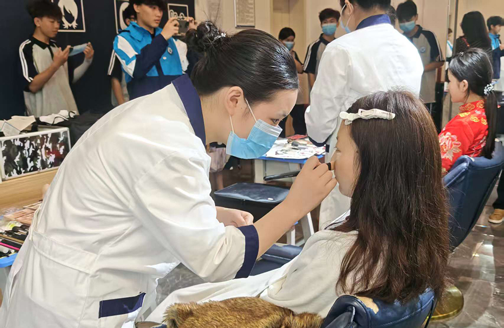 以赛促学强技能 黔西南州现代交通技工学校美容美发赛事检验教学成果(图2)