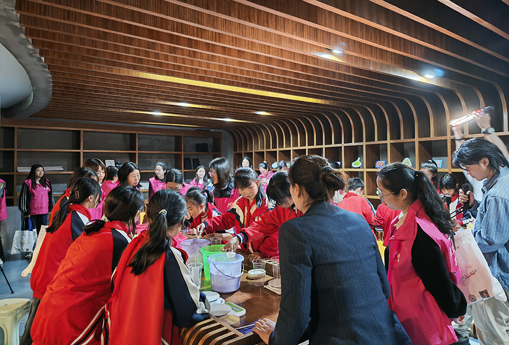 兴义：1691名“爱心妈妈”温情守护少年儿童健康成长(图2)