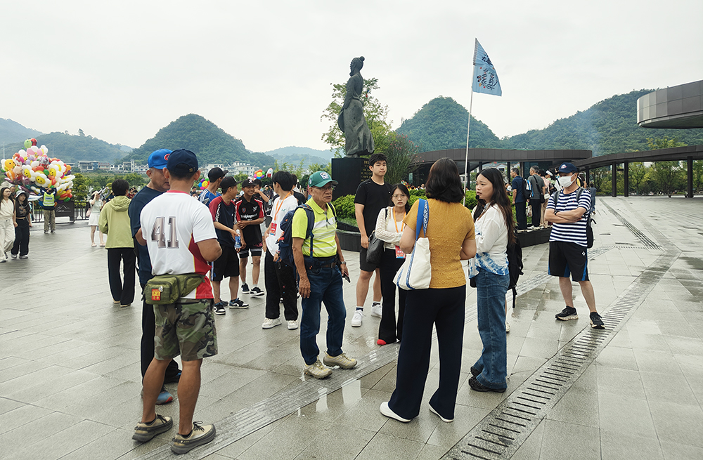 以赛为桥以景连心 两岸青年共赏兴义好风光(图2)