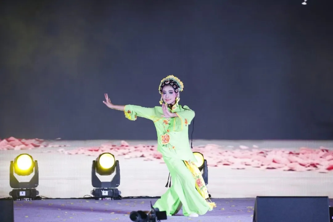 贵州“村舞”兴义专场精彩上演 百姓大舞台丰富群众夜间文化生活(图3)