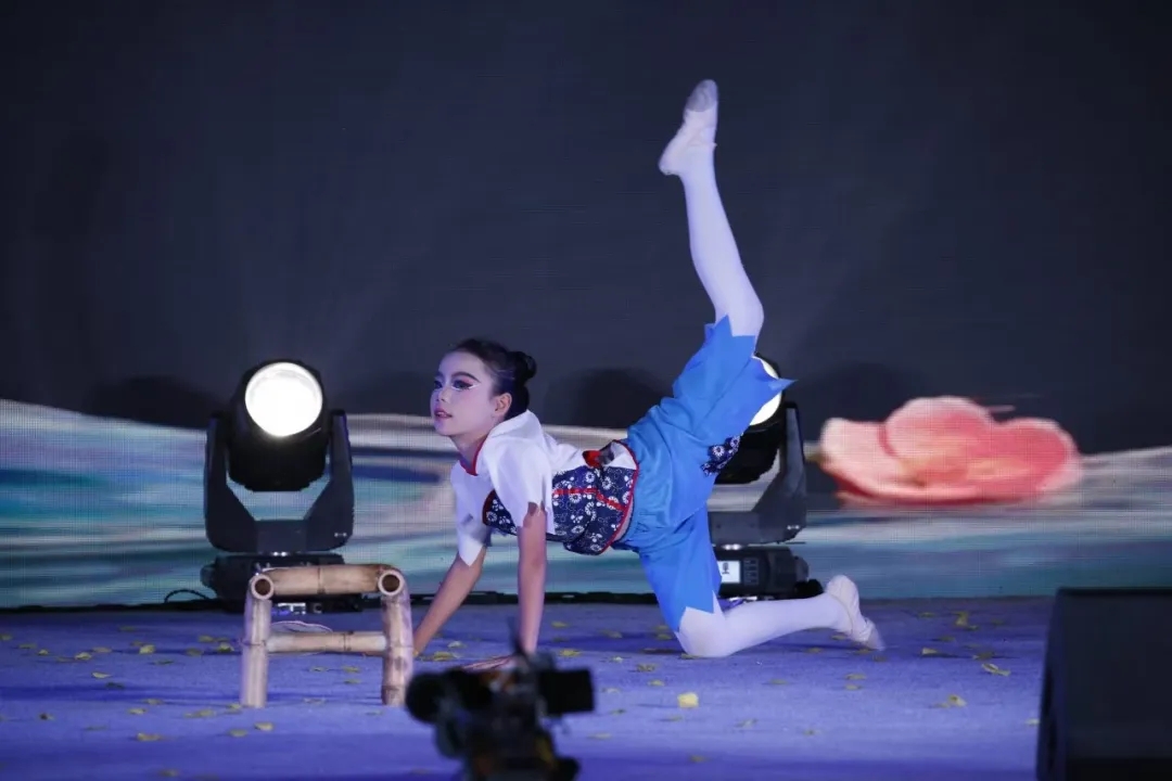 贵州“村舞”兴义专场精彩上演 百姓大舞台丰富群众夜间文化生活(图6)