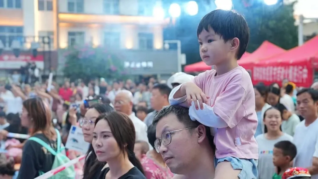 贵州“村舞”兴义专场精彩上演 百姓大舞台丰富群众夜间文化生活(图11)