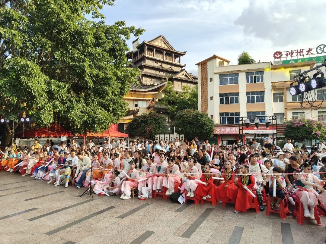 贵州“村舞”兴义专场精彩上演 百姓大舞台丰富群众夜间文化生活(图12)