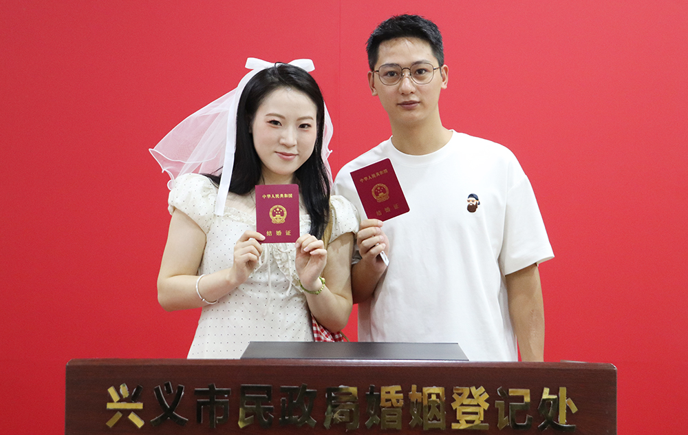 兴义多对新人七夕浪漫领证 开启人生幸福新篇章(图2)
