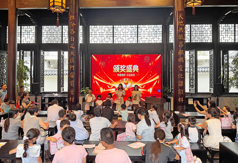 兴义：书香接力进社区 亲子共读润童心(图1)