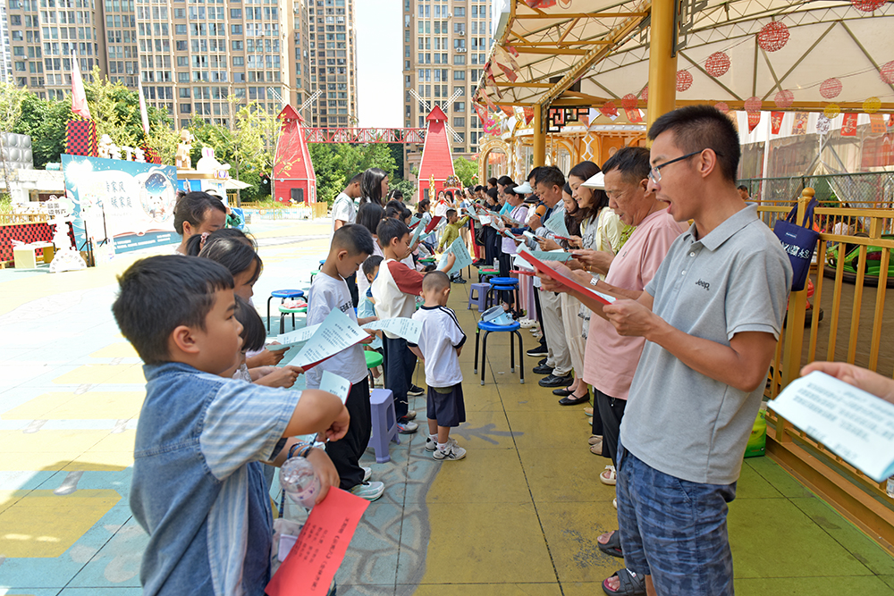 兴义：书香接力进社区 亲子共读润童心(图2)
