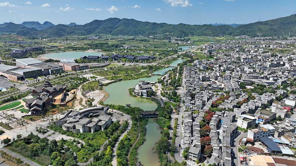 图为鲁屯古镇航拍 兴义:多元业态赋能文旅升级 沉浸式体验留住八方游客(图7)