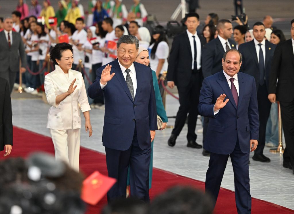 <b style=color:#f90505>习近平抵达开罗对埃及进行国事访问</b>(图1)