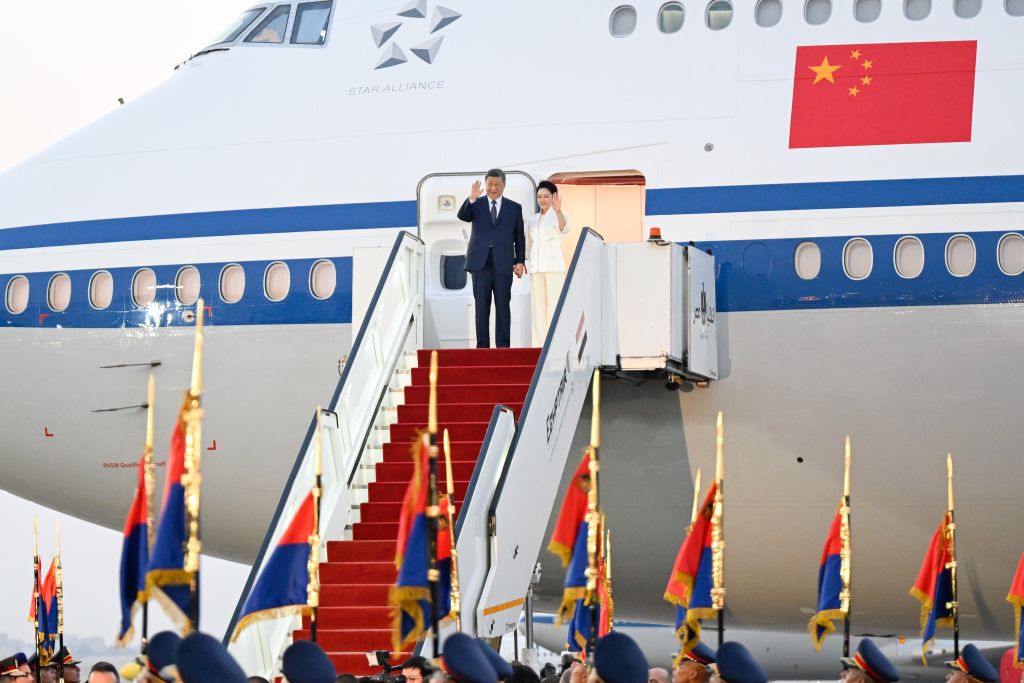 <b style=color:#f90505>习近平抵达开罗对埃及进行国事访问</b>(图2)