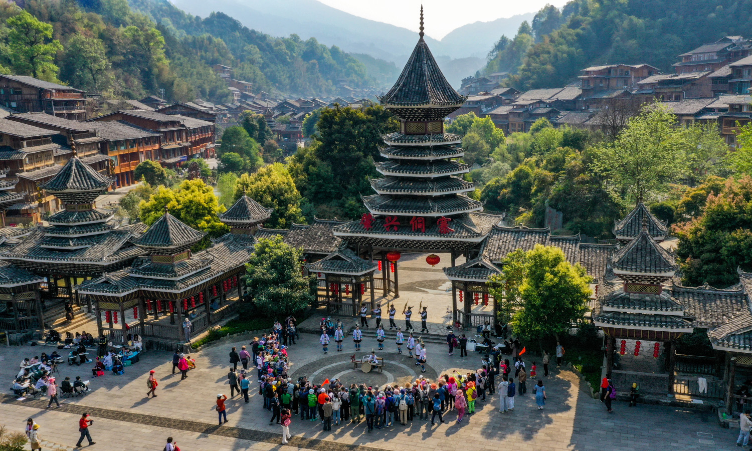秋染黔山别样红(图3) 游客在黎平肇兴侗寨游览.jpg