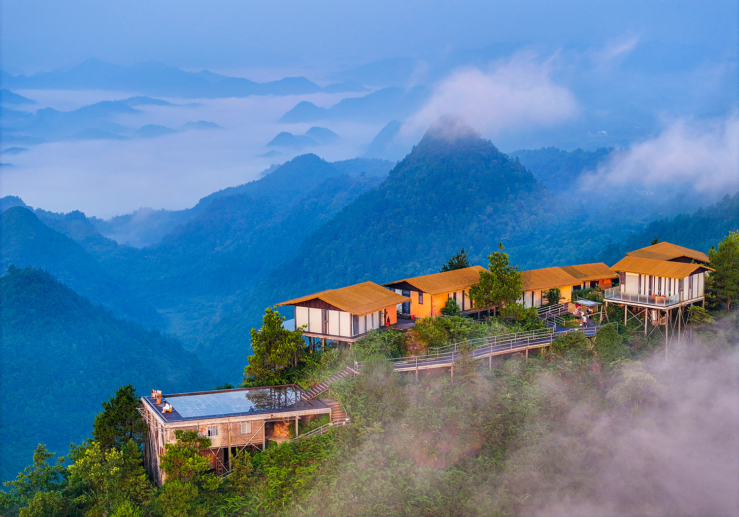 秋染黔山别样红(图1) 贵阳市开阳县高寨乡牌坊村一家民宿。(袁福洪摄).jpg