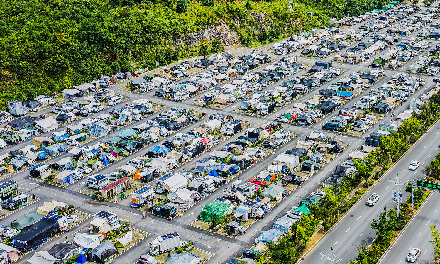 秋染黔山别样红(图2) 来自全国各地的房车停放在百里杜鹃房车露营基地。新华社记者 陶亮 摄.jpg