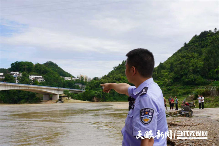 17890955117014.jpg 漂流2公里、鏖战40分钟,贵州民警黄同才,一等功!(图1)