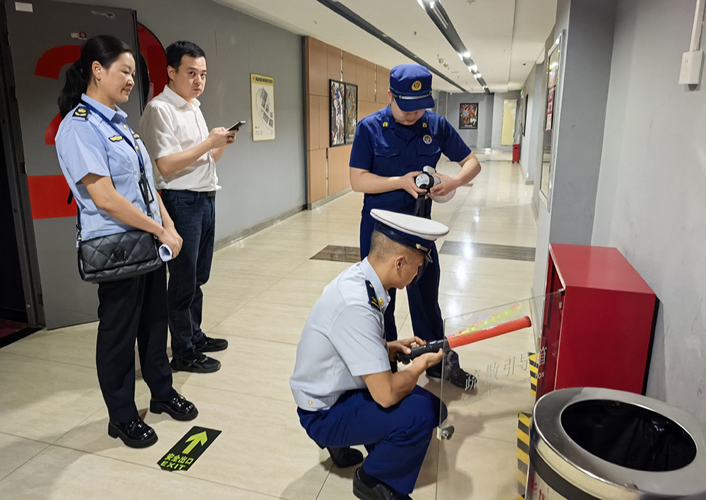 安全“不打烊” 观影有保障——兴义市开展中秋、国庆节前影院安全联合检查(图2)